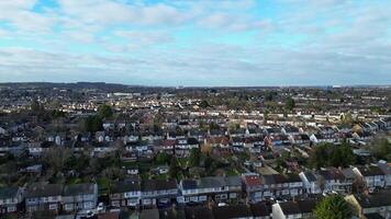 alto ángulo ver de residencial casas de lutón ciudad de Inglaterra Reino Unido durante amanecer Mañana. enero 7, 2024 video