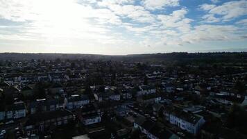 alto angolo Visualizza di Residenziale le case di luton città di Inghilterra UK durante Alba mattina. gennaio 7°, 2024 video