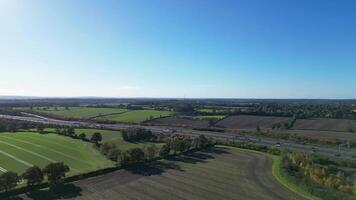 Alto ângulo drones Câmera cenas do central hemel plantação de cânhamo cidade do Inglaterra Unidos reino. novembro 5 ª, 2023 video