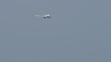 phuket, Tailandia - febrero 20, 2023 lento disparo, emiratos boeing 777 que se acerca aterrizaje a phuket aeropuerto hkt. enorme chorro avión moscas terminado el mar video