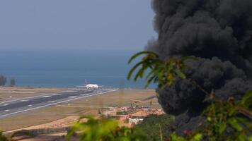 phuket, Thailand - februari 23, 2023 - luchtbus a320 van Thais glimlach bochten landingsbaan 09 van phuket luchthaven. luchthaven brand afdeling opleiding. rook van een brand in de buurt de luchthaven. video