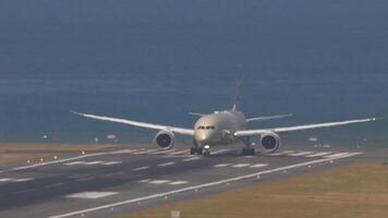 phuket, Thailand - februari 23, 2023. boeing 787-9 dromenvanger, a6-blauw van etihad luchtwegen vertrek Bij phuket luchthaven. vliegtuig Aan de landingsbaan, zee achtergrond video