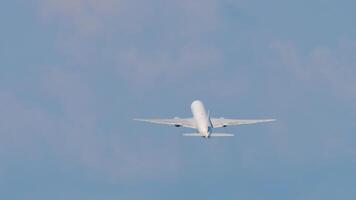 Rückseite Aussicht von ein Jet Flugzeug fliegend weg. Flug Abfahrt. bürgerlich Flugzeug Klettern nach ausziehen, starten, abheben, losfahren video