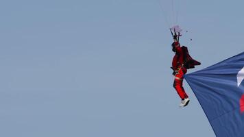 novosibirsk, Russisch federatie - juli 28, 2019. parachutist is vliegen. skydiver geland. extreem sport. luchtshow Bij de mochische luchtvaartterrein , unnm video