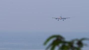 pasajero avión que se acerca aterrizaje, frente vista. mar antecedentes. aeródromo en el costa de el isla video