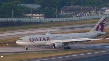 Phuket, Tailandia - febbraio 23, 2023. commerciale Jet airbus a330-202, la7-aci di Qatar airways rullaggio a Phuket aeroporto. metraggio di passeggeri aereo su il via di rullaggio, campo di aviazione video