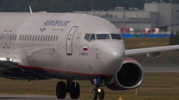 Moscou, russo federação - Julho 29, 2021. passageiro aeronave do aeroflot taxiando às sheremetyevo. cenas avião em a taxiway. turismo e viagem conceito video