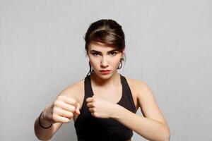 Boxer mujer Listo para peleas en oscuro gris antecedentes foto