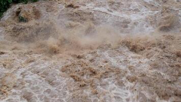 catarata de cascada en las montañas del bosque. arroyos sucios fluyen por las laderas de las montañas del bosque de montaña después de fuertes lluvias en tailandia. inundación del río, enfoque selectivo. video