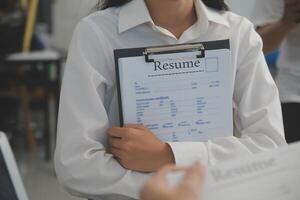 cerca arriba ver de trabajo entrevista en oficina, atención en currículum escritura consejos, empleador revisando bueno CV de preparado experto solicitante, reclutador considerando solicitud, hora gerente haciendo contratación decisión foto