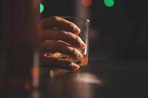 Celebration night, pour whiskey into a glass. Give to friends who come to celebrate photo