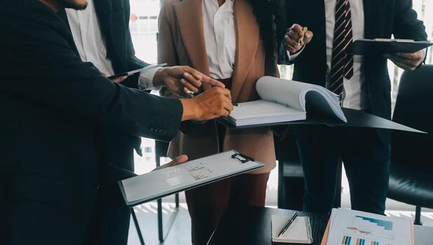 colaboración del equipo de negocios discutiendo el análisis de trabajo con datos financieros y gráficos de informes de crecimiento de marketing en equipo, presentación y lluvia de ideas para la planificación estratégica obteniendo ganancias de la empresa. foto