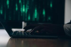 hacker código en ordenador portátil. ciber seguridad, intimidad o cortar a tajos amenaza. descifrador o programador escritura virus software, programa malicioso, Internet ataque o desarrollando digital diseño. verde web datos en computadora pantalla. foto