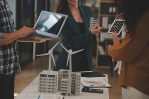 eléctrico ingeniero con empresario que se discute nuevo proyecto instalación solar célula panel en el techo de edificio. alternativa energía concepto. foto