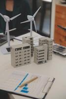 eléctrico ingeniero con empresario que se discute nuevo proyecto instalación solar célula panel en el techo de edificio. alternativa energía concepto. foto