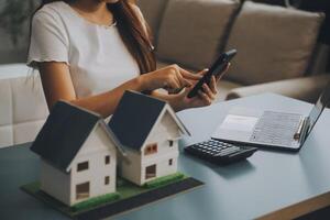 real estate agent Delivering sample homes to customers, mortgage loan contracts. Make a contract for hire purchase and sale of a house. and home insurance contracts, home mortgage loan concepts photo