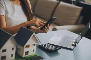 real inmuebles agente entregando muestra casas a clientes, hipoteca préstamo contratos hacer un contrato para alquiler compra y rebaja de un casa. y hogar seguro contratos, hogar hipoteca préstamo conceptos foto