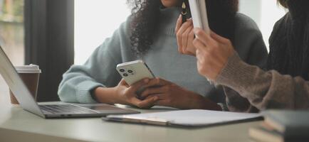 asiático mujer de negocios trabajando en ordenador portátil computadora Mira para trabajo en línea, Lanza libre mirando y mecanografía en cuaderno en mesa, estilo de vida de mujer estudiando en línea foto