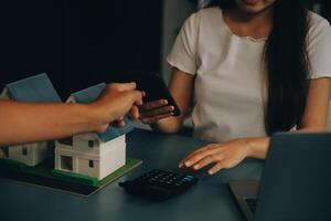 real estate agent Delivering sample homes to customers, mortgage loan contracts. Make a contract for hire purchase and sale of a house. and home insurance contracts, home mortgage loan concepts photo