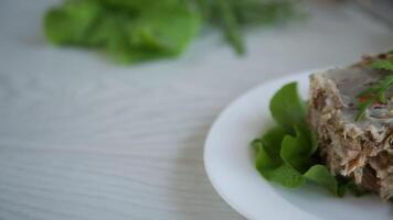 gelatinoso carne com verduras e legumes dentro uma prato em uma de madeira mesa video