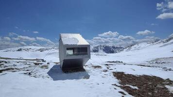 montagna riparo per escursionisti e alpinisti durante inverno volta. alpinismo attività. montagne pieno di neve. Collegare con natura. all'aperto attività e in viaggio stile di vita. video