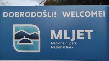 tablero firmar acogedor a mljet nacional parque en Croacia. video