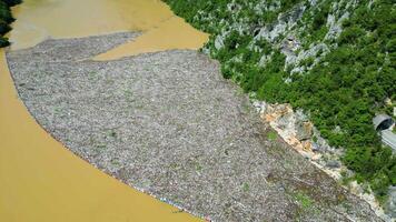 antenn Drönare se av de sopor flytande på de drina flod i bosnien och hercegovina. plast avfall och flod förorening. ö av sopor. miljö- problem. ta verkan till skydda de planet. video