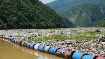 lixo flutuando em a drina rio dentro Bósnia e herzegovina. plástico desperdício e rio poluição. ilha do lixo. de Meio Ambiente emitir. levar açao para proteger a planeta. video