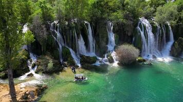 Antenne Aussicht von Kravica Wasserfall im Bosnien und Herzegowina. das Kravica Wasserfall ist ein Perle von das herzegowinisch Landschaft. es ist ein einzigartig natürlich Schönheit im das Trebizat Fluss. Oase im Stein. video