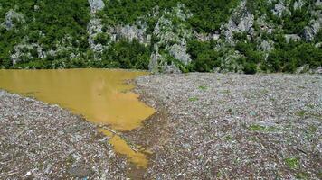 aéreo zumbido ver de el basura flotante en el drina río en bosnia y herzegovina el plastico residuos y río contaminación. isla de basura. ambiental asunto. tomar acción a proteger el planeta. video