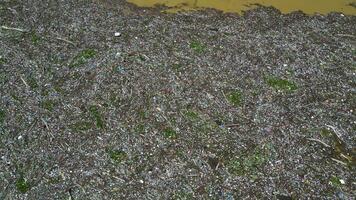 aereo fuco Visualizza di il spazzatura galleggiante su il drina fiume nel bosnia e erzegovina. plastica rifiuto e fiume inquinamento. isola di spazzatura. ambientale problema. prendere azione per proteggere il pianeta. video