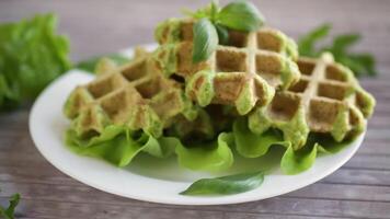 vegetal gofres cocido con hierbas en un plato en un de madera mesa video