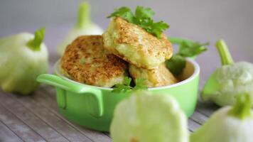 légume frit écraser et Zucchini côtelettes dans une céramique forme sur une lumière en bois table video