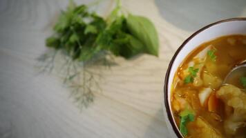 vegetabiliska sommar soppa med blomkål i en skål på en ljus trä- tabell video