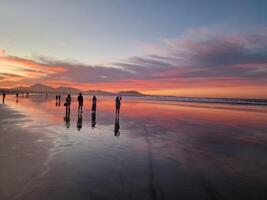 puesta de sol en famara playa en lanzarote isla foto