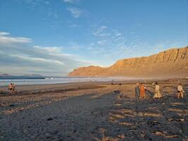 puesta de sol en famara playa en lanzarote isla foto