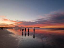 puesta de sol en famara playa en lanzarote isla foto