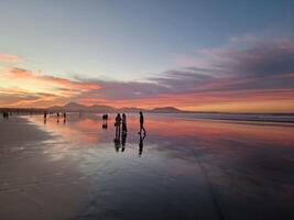 puesta de sol en famara playa en lanzarote isla foto