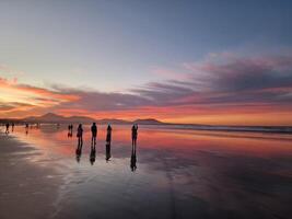 puesta de sol en famara playa en lanzarote isla foto