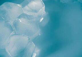 cubos de hielo fondo,cubitos de hielo textura, cubitos de hielo papel pintado, hielo ayuda a sensación refrescado y frio agua desde el cubos de hielo ayuda el agua actualizar tu vida y sensación bueno.hielo bebidas para refresco negocio foto