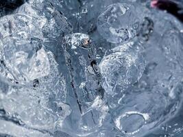 cubos de hielo fondo,cubitos de hielo textura, cubitos de hielo papel pintado, hielo ayuda a sensación refrescado y frio agua desde el cubos de hielo ayuda el agua actualizar tu vida y sensación bueno.hielo bebidas para refresco negocio foto