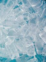 cubos de hielo fondo,cubitos de hielo textura, cubitos de hielo papel pintado, hielo ayuda a sensación refrescado y frio agua desde el cubos de hielo ayuda el agua actualizar tu vida y sensación bueno.hielo bebidas para refresco negocio foto