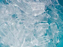 cubos de hielo fondo,cubitos de hielo textura, cubitos de hielo papel pintado, hielo ayuda a sensación refrescado y frio agua desde el cubos de hielo ayuda el agua actualizar tu vida y sensación bueno.hielo bebidas para refresco negocio foto