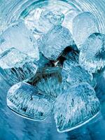 cubos de hielo fondo,cubitos de hielo textura, cubitos de hielo papel pintado, hielo ayuda a sensación refrescado y frio agua desde el cubos de hielo ayuda el agua actualizar tu vida y sensación bueno.hielo bebidas para refresco negocio foto