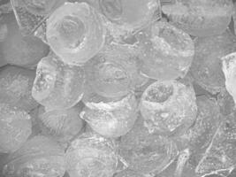 cubos de hielo fondo,cubitos de hielo textura, cubitos de hielo papel pintado, hielo ayuda a sensación refrescado y frio agua desde el cubos de hielo ayuda el agua actualizar tu vida y sensación bueno.hielo bebidas para refresco negocio foto