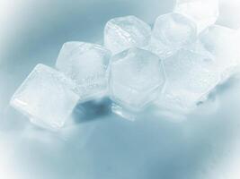 cubos de hielo fondo,cubitos de hielo textura, cubitos de hielo papel pintado, hielo ayuda a sensación refrescado y frio agua desde el cubos de hielo ayuda el agua actualizar tu vida y sensación bueno.hielo bebidas para refresco negocio foto