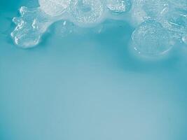 cubos de hielo fondo,cubitos de hielo textura, cubitos de hielo papel pintado, hielo ayuda a sensación refrescado y frio agua desde el cubos de hielo ayuda el agua actualizar tu vida y sensación bueno.hielo bebidas para refresco negocio foto
