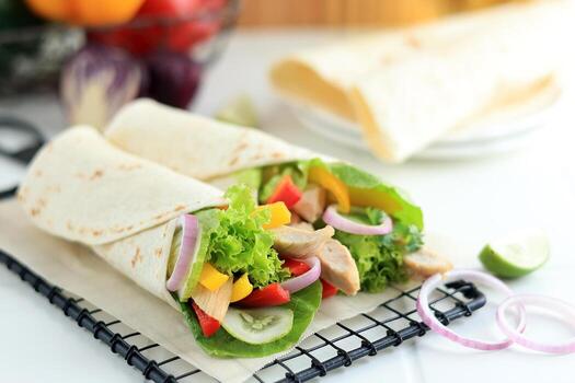 dos Fresco pollo y ensalada tortilla envuelve en cable estante foto
