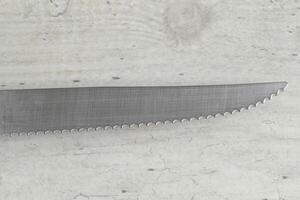 ondulado serrado cocina cuchillo en blanco mesa foto