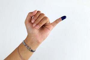 hembra presentado mano con tinta para indonesio elección o pemilu presidir foto